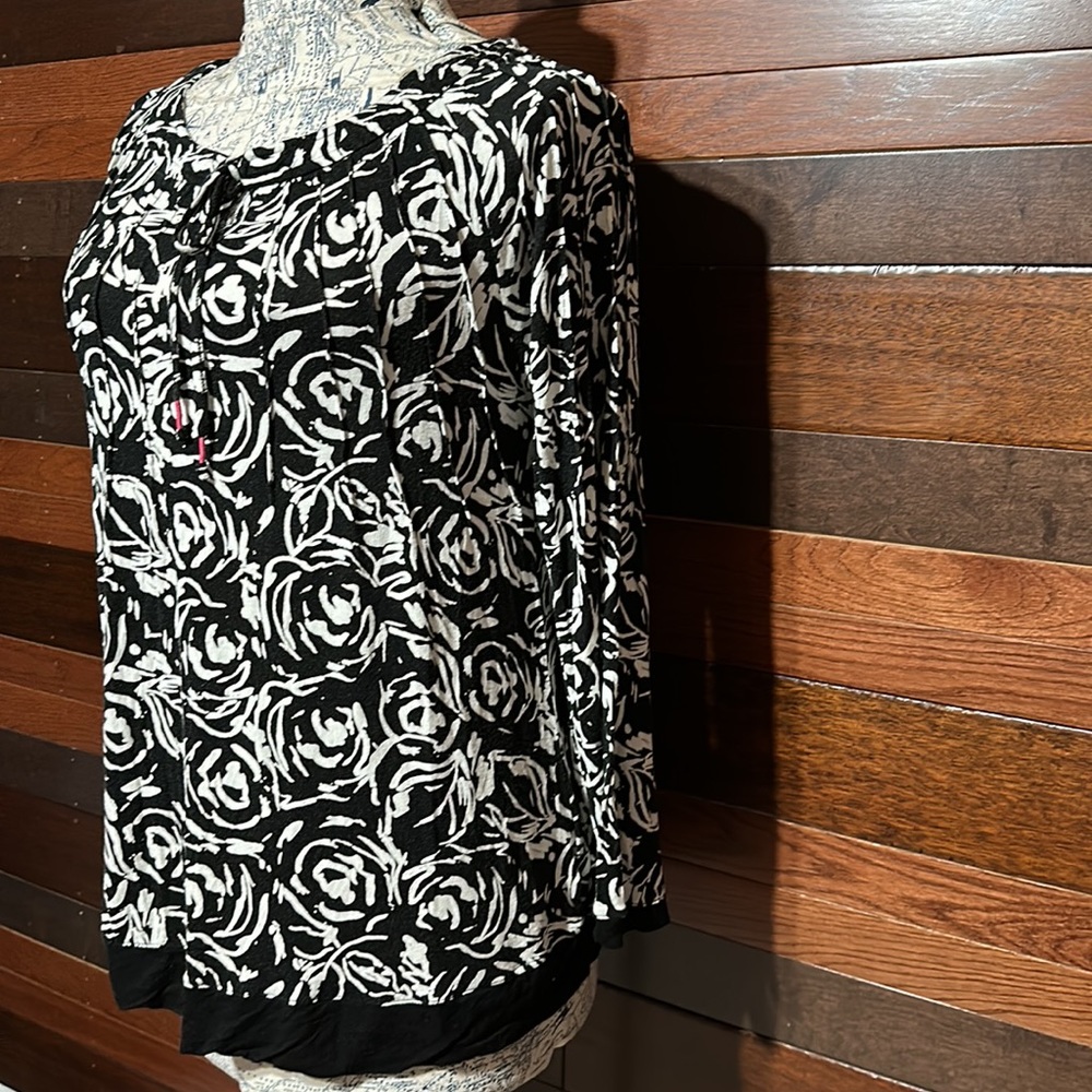 Ellen Tracy Scoop Neck Long Sleeve Black and White Pleated Blouse - Picture 5 of 10